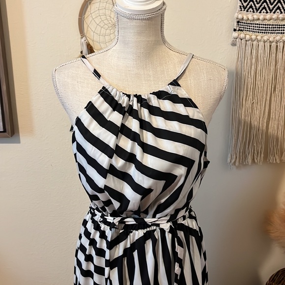 Black & White Halter Maxi Dress/ Size Medium/ Matching Belt/ Elastic Waist - Picture 3 of 7